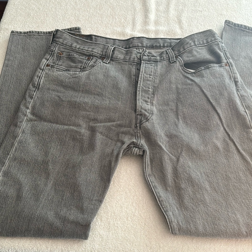 Men’s Levi 501. W: 34 L: 32. Light Grey. Button Fly. Excellent Condition.